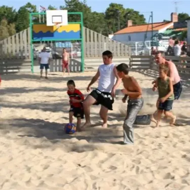 Enfants jouent au football sur la plage, Camping Zagarella