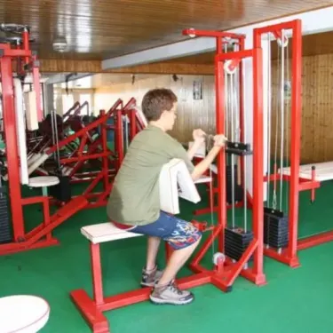 Salle de fitness avec équipements rouges, Camping Zagarella