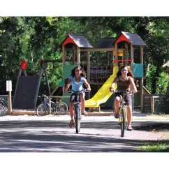 Enfants qui font du vélo près d'un parc infantile au Camping Eurolac.