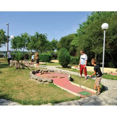 Enfants et adultes jouent au mini-golf à Camping Eurolac.