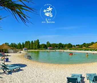 Plage avec chaises longues et piscine à l’eau claire au Camping Les Trésors