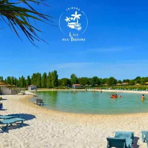 Plage avec chaises longues et piscine à l’eau claire au Camping Les Trésors