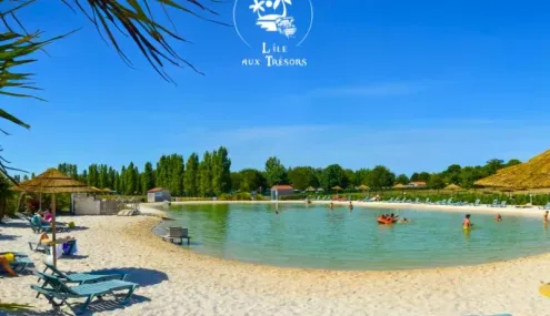 Plage avec chaises longues et piscine à l’eau claire au Camping Les Trésors