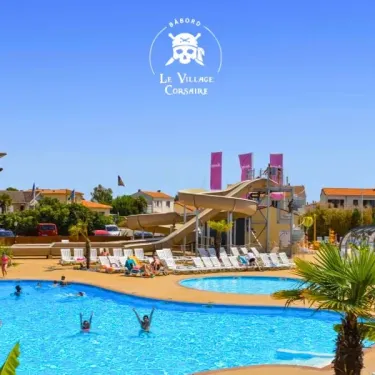 Piscine avec toboggan et palmiers au Camping Le Village Corsaire