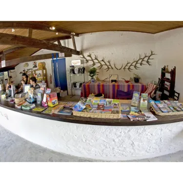 Reception du camping avec brochures et décoration rustique