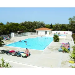 Piscine avec chaises longues et enfants nageant au Camping Les Fontaines
