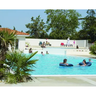 Camping Les Fontaines - Piscine avec des visiteurs flottant dans des anneau gonflables