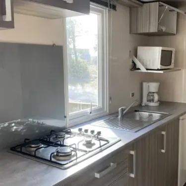 Cuisine du Mobil Home Primeo D 2CH - Camping Les Sables d'Argent