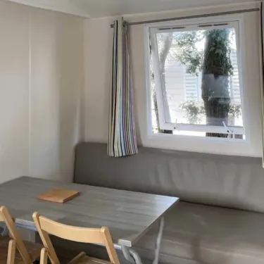 Coin repas avec canapé dans le Mobil Home Primeo D 2CH - Camping Les Sables d'Argent