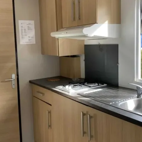 Mobil Home Lodge S 2/4P - Camping Les Sables d'Argent : cuisine équipée