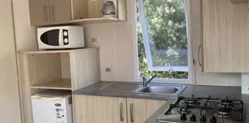 Mobil Home Grand Large S 3CH - 6/8P - Camping Les Sables d'Argent, cuisine avec réfrigérateur et four