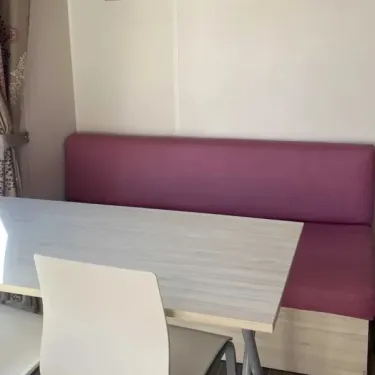 Mobil Home Loisir D 2CH - Camping Les Sables d'Argent, coin repas avec banquette et table