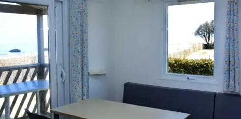 Coin repas avec table et canapé - Mobil Home Ophea D 2CH - Camping Les Sables d'Argent