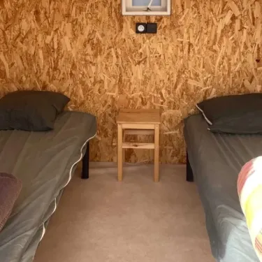 Mobil'Chambre 2P - Camping Les Sables d'Argent, chambre avec 2 lits et table