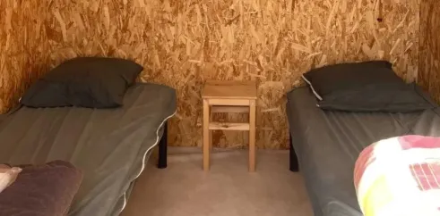 Mobil'Chambre 2P - Camping Les Sables d'Argent, chambre avec 2 lits et table