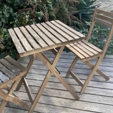 Mobil'Chambre 2P - Camping Les Sables d'Argent : table et chaises en bois sur terrasse