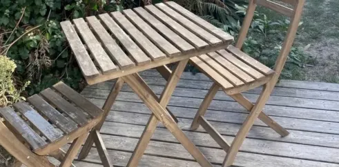 Mobil'Chambre 2P - Camping Les Sables d'Argent : table et chaises en bois sur terrasse