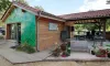 Bâtiment en bois avec terrasse et plantes décoratives au Camping de la Colombière