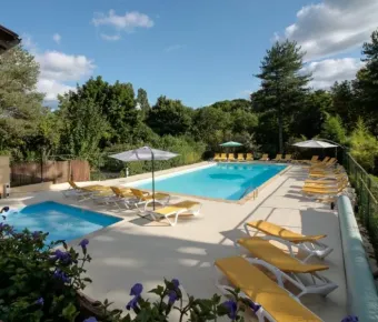 Piscine avec chaises longues jaunes et parasols au Camping de la Colombière