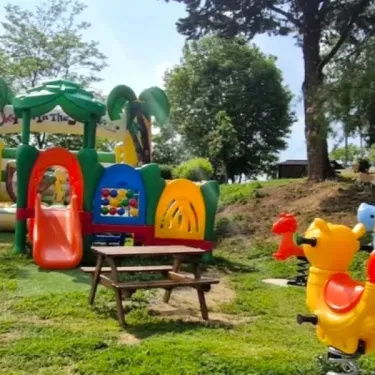 Camping Le Bourdieu - Jeu de plein air pour enfants avec toboggan et banc