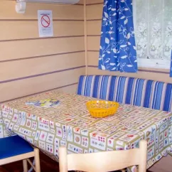 Cottage Duo 2P - Camping Le Bourdieu : table avec couverture et chaises