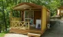 Cottage Duo 2P - Camping Le Bourdieu : cabane en bois avec balcon et table