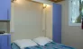Chambre avec lit double et armoire bleue dans Cottage 2CH - 5P - Camping Le Bourdieu