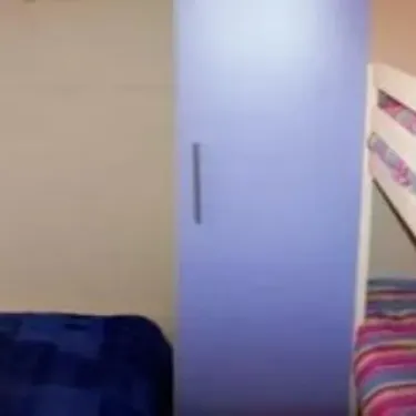 Chambre avec lit superposé et armoire bleue dans Cottage 2CH - 5P - Camping Le Bourdieu