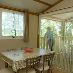 Cottage 2CH - 5P - Camping Le Bourdieu : salle à manger avec table et chaises