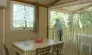 Cottage 2CH - 5P - Camping Le Bourdieu : salle à manger avec table et chaises