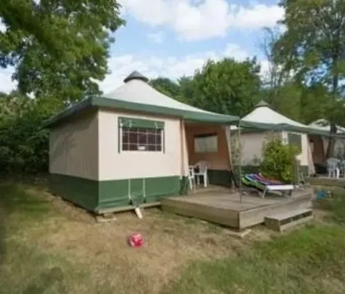Tente Meublée Cyrius 2CH - 4P - Camping Le Bourdieu avec extérieur et décoration