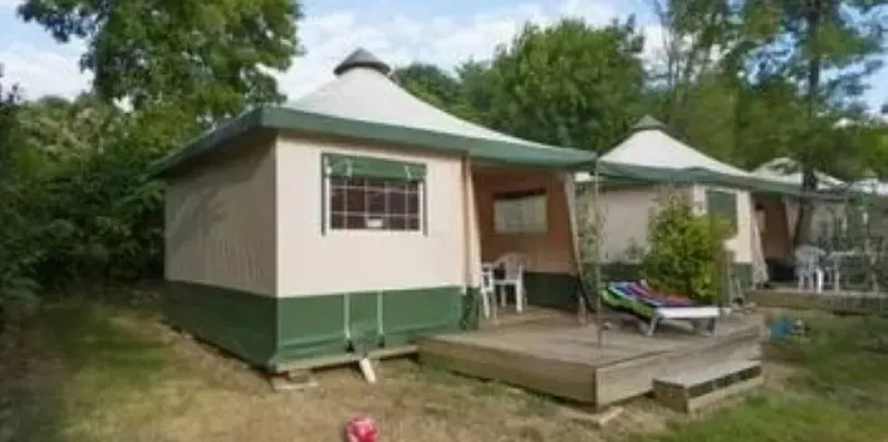 Tente Meublée Cyrius 2CH - 4P - Camping Le Bourdieu avec extérieur et décoration