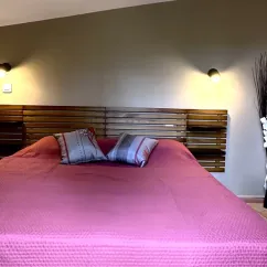Chambre avec lit double et tête de lit en bois - Cottage Confort 2 Chambres - Camping Village de Vacances Camboussel