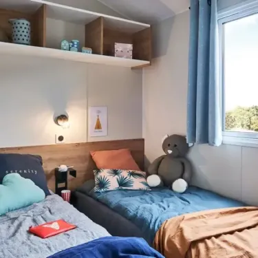 Mobil Home Bahia Confort+ 2CH - 4P - Camping La Frétille, deux lits et jouet ours