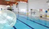 Grand Bain avec des boules zumbas au camping Val de Braye