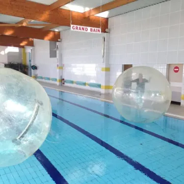 Grand Bain avec des boules zumbas au camping Val de Braye