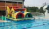 Bouncer coloré près de la piscine au Camping Val de Braye
