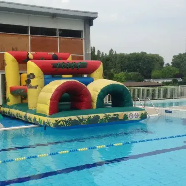 Bouncer coloré près de la piscine au Camping Val de Braye