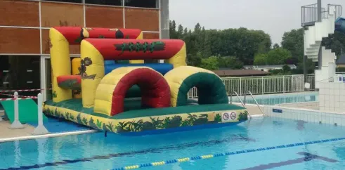 Bouncer coloré près de la piscine au Camping Val de Braye