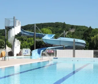 Piscine avec toboggan bleu au Camping Val de Braye