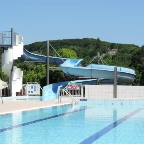 Piscine avec toboggan bleu au Camping Val de Braye