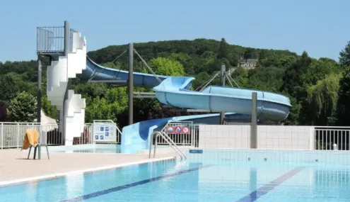 Piscine avec toboggan bleu au Camping Val de Braye
