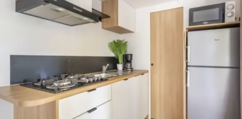 Cuisine équipée dans MH Confort+ 2CH – 4P - Camping Paradis Domaine de Gaujac