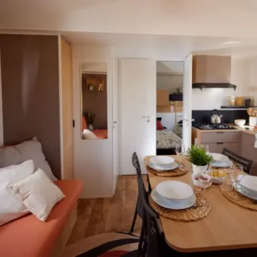 MH Confort+ 3CH – 6P - Camping Bel Air Village Le Brabois : salle à manger et cuisine