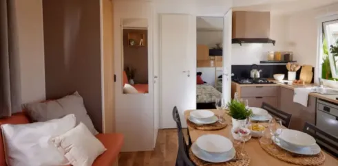MH Confort+ 3CH – 6P - Camping Bel Air Village Le Brabois : salle à manger et cuisine