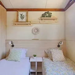 Chambre double avec lits, étagères en bois, Camping Bel Air Village Le Brabois