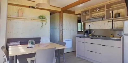 Cuisine et salle à manger du Cottage Premium 4P Camping Paradis Les Chanterelles