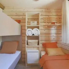 Chambre avec lits superposés et rangement en bois - Cottage Premium 2CH - Camping Paradis Les Chanterelles