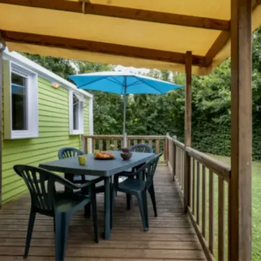 MH Classique 3CH - 6P - Camping Bel Air Village Le Plan d'eau : balcon avec table et parasol