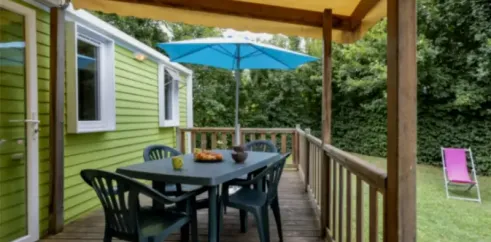 MH Classique 3CH - 6P - Camping Bel Air Village Le Plan d'eau : balcon avec table et parasol